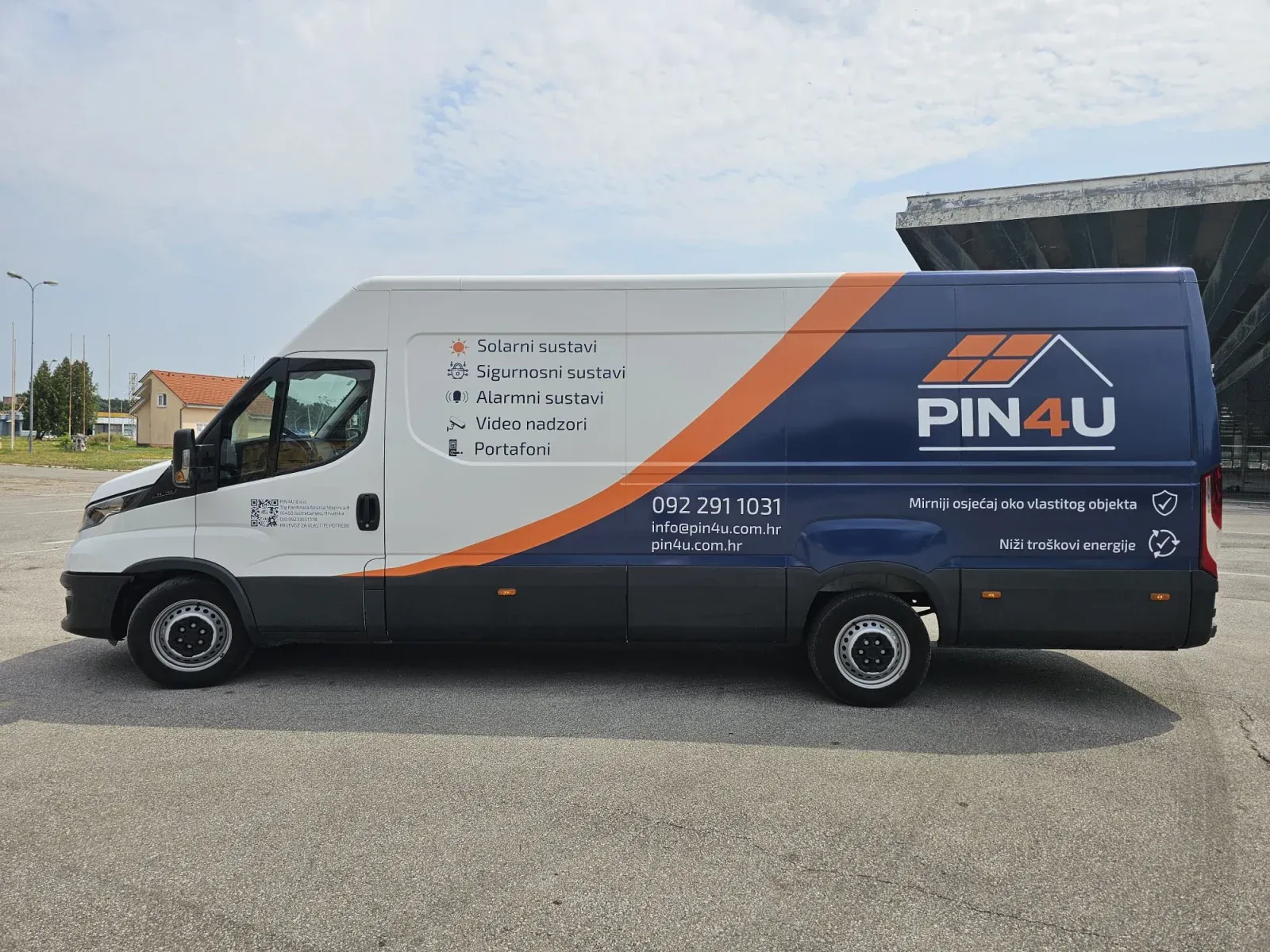 Servisno vozilo PIN 4U d.o.o. sa znakom tvrtke