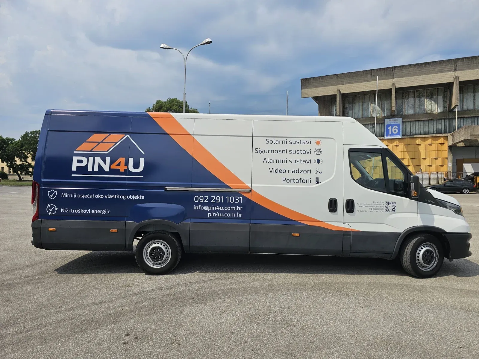 Servisno vozilo PIN 4U s popisom usluga: solarni sustavi, sigurnosni sustavi, alarmni sustavi, video nadzori, portafoni